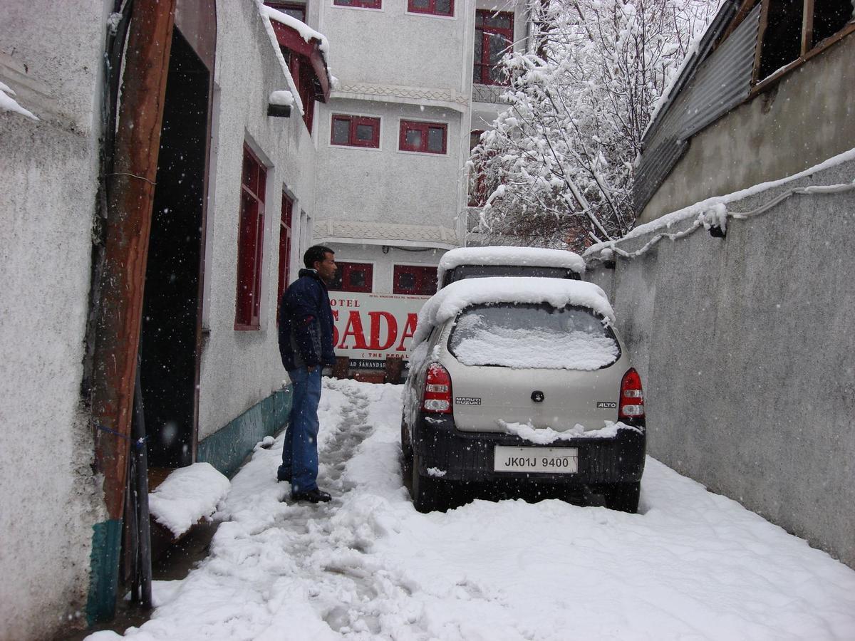 Hotel Sadaf Srīnagar Exteriör bild